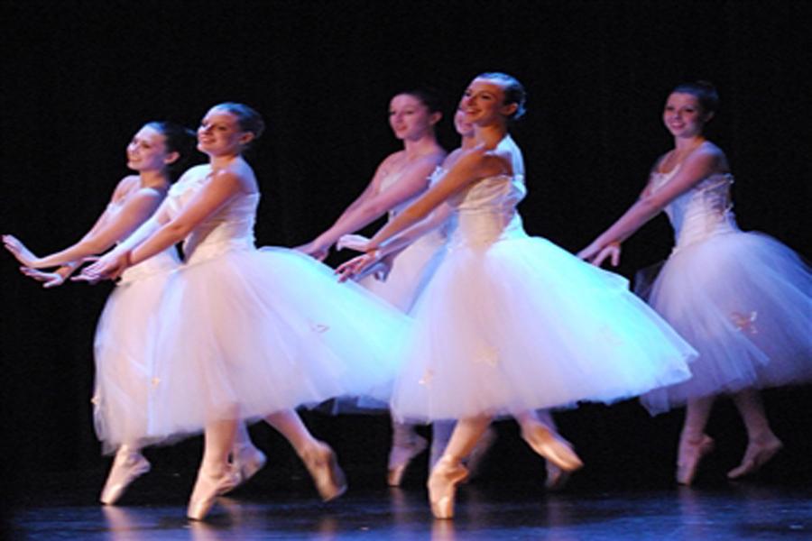 Dancers+perform+at+the+2012+FHS+Nutcracker+production.