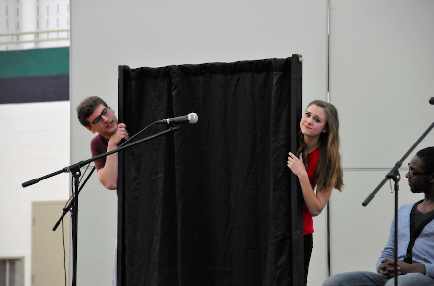In a tacit scene, two actors "undress" behind a screen.