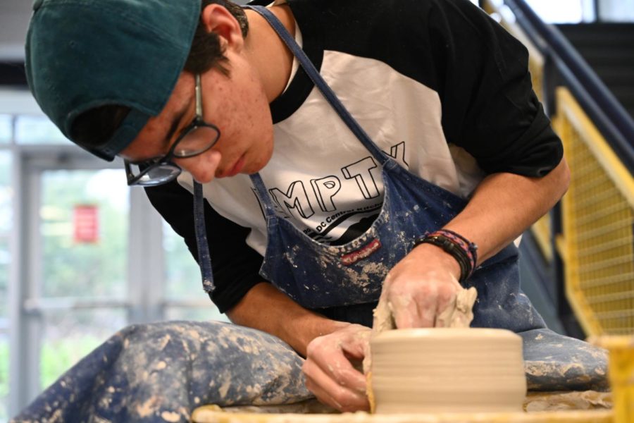 Huskies Participate in Empty Bowls with Enthusiasm